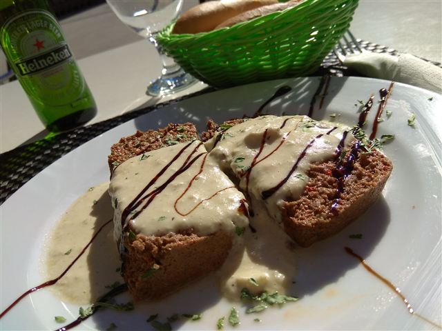 Pastel casero con salsa