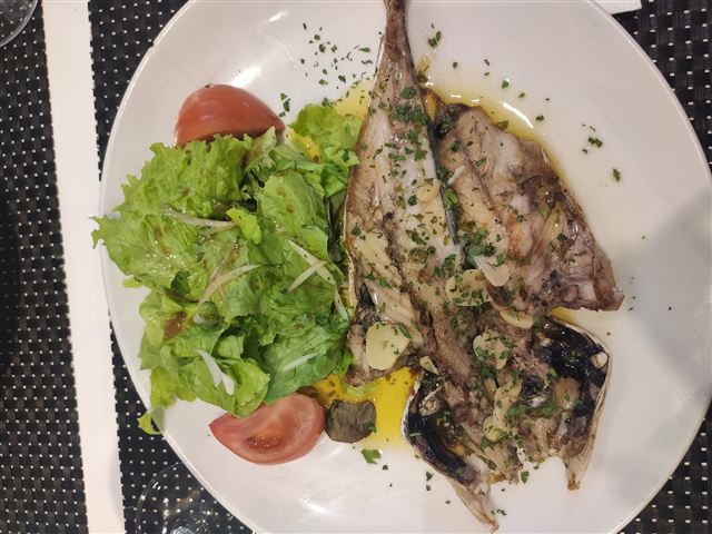 Pescado a la plancha con ensalada